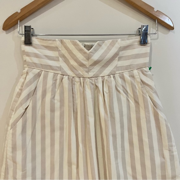 Birds of the North America skirt with beige vertical striped line. - Picture 5 of 6